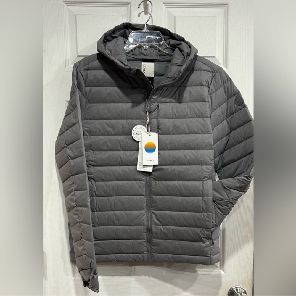 Vuori Men's Medium Steadfast Full Zip Hooded Jacket Insulated Grey NWT Down